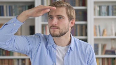 Etrafa Bakınan, Arayan Bir Adamın Portresi