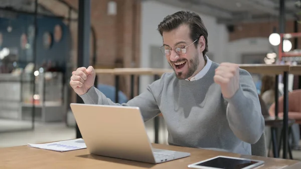 Young Man Celebrating Deal on Laptop in Office — Foto Stock