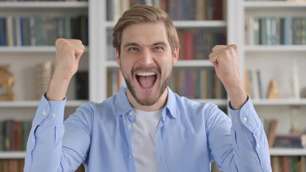 Portret van een opgewonden man die succes viert — Stockfoto