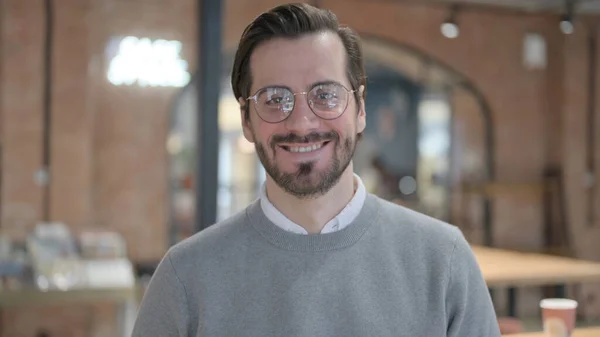 Çekici Genç Adamın Portresi Kameraya Gülümsüyor