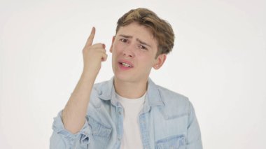 Genç Adam Dövüşüyor, Beyaz Arkaplanda Tartışıyor