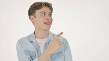 Genç Adam Beyaz Arkaplanda Ürünleri Gösteriyor