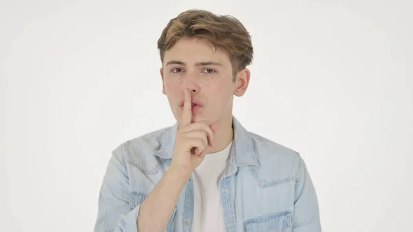 Молодой человек с пальцем на губах, тишина Пожалуйста — стоковое фото