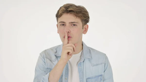 Jongeman met vinger op de lippen, stilte alstublieft — Stockfoto