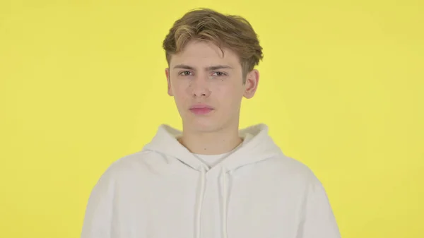 Sarı Arkaplanda Sarsıntılı Kafa Gösteren Genç Adam İşaret Yok — Stok fotoğraf