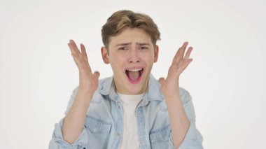 Genç adam bağırıyor, beyaz arka planda çığlık atıyor.