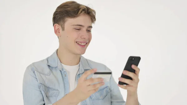 Jeune homme avec succès achats en ligne sur Smartphone sur fond blanc — Photo