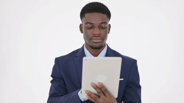 Beyaz Arkaplanda Dijital Tablet kullanan Afrikalı İşadamı — Stok fotoğraf