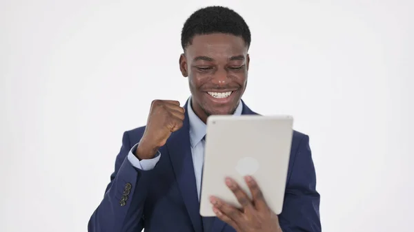 Homme d'affaires africain célébrant le succès sur tablette sur fond blanc — Photo