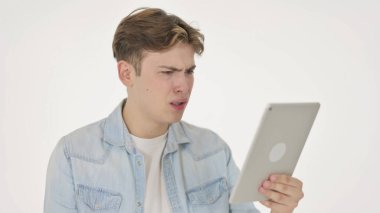 Genç Adam Beyaz Arkaplanda Tabletteki Kaybına Tepki Veriyor
