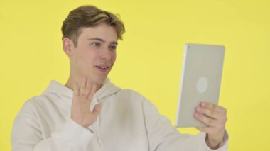 Sarı Arkaplanda Genç Adam 'dan Tablet' te Video Sohbeti