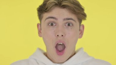 Şok Olan Genç Adamın Yakın Çekimi, Sarı Arkaplan