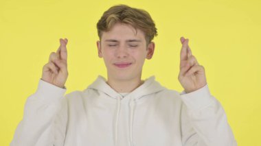 Sarı Arkaplanda Dua Eden Genç Adam