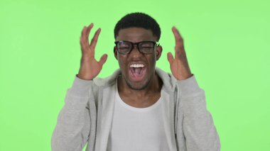 Afrikalı Bağırıyor, Yeşil Arkaplanda Çığlık atıyor