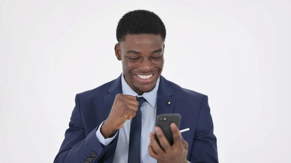 Afrikalı İşadamı Beyaz Arkaplanda Akıllı Telefonla Kutlama Yapıyor — Stok fotoğraf