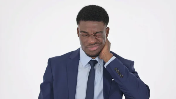 白い背景に首の痛みを持つアフリカのビジネスマン — ストック写真