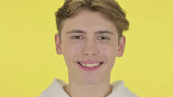 Close Up of Smiling Young Man, Fundo amarelo — Fotografia de Stock