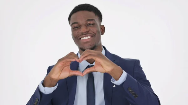 Afričtí podnikatel ukazující tvar srdce rukou na bílém pozadí — Stock fotografie