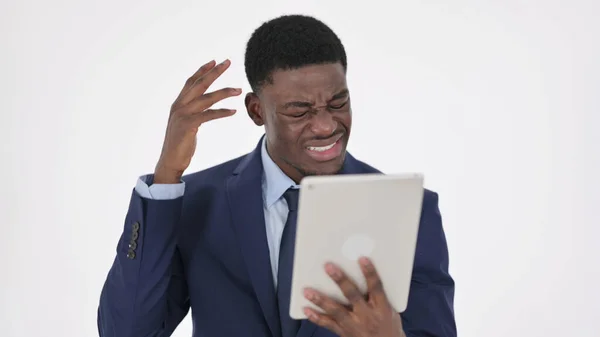 Afričtí podnikatelé reagují na ztrátu na tabletu na bílém pozadí — Stock fotografie