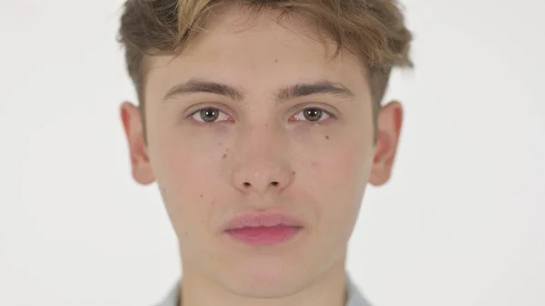 Allvarligt ansikte ung man på vit bakgrund — Stockfoto