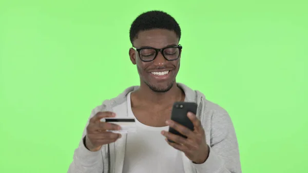 Homem Africano com sucesso Compras Online no Smartphone em Fundo Verde — Fotografia de Stock