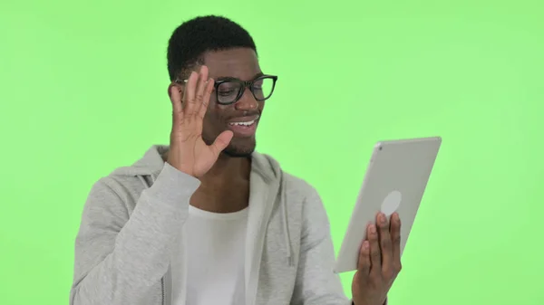 Africano homem falando em bate-papo de vídeo on-line em fundo verde — Fotografia de Stock