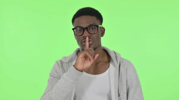 Homme africain avec doigt sur les lèvres, Silence écran vert — Photo