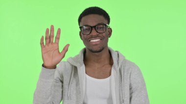 Afrikalı Adam El sallıyor, Yeşil Arkaplanda Hoş Geldiniz