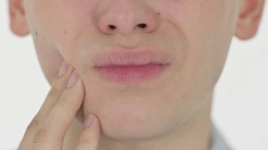 Beyaz arka planda diş ağrısı olan Ağız 'a yaklaş