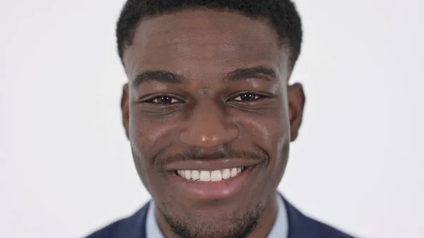 Glimlachend gezicht van Afrikaanse zakenman op witte achtergrond — Stockfoto
