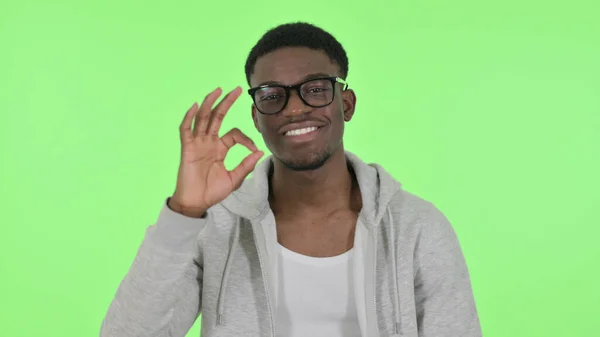 Africano uomo mostrando ok segno su sfondo verde — Foto Stock