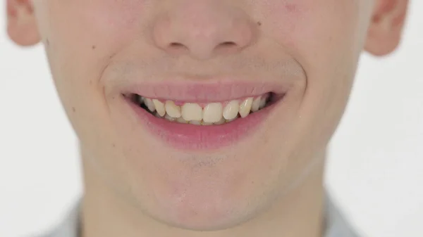 Gros plan des lèvres souriantes du jeune homme — Photo