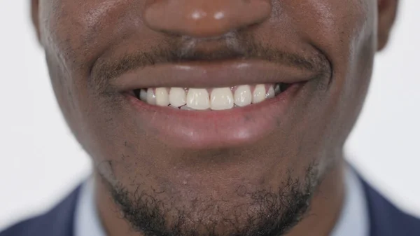 Gros plan des lèvres souriantes de l'homme africain — Photo