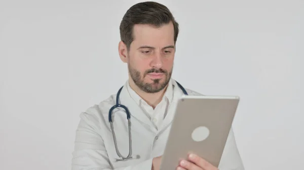 Retrato del médico atractivo usando la tableta, pantalla blanca — Foto de Stock