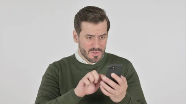 Retrato del hombre reaccionando a la pérdida en el teléfono inteligente, pantalla blanca —  Fotos de Stock