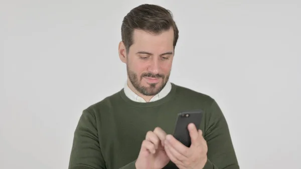Portrait d'homme utilisant un smartphone, écran blanc — Photo