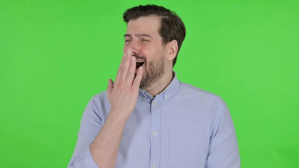 Retrato del hombre soñoliento bostezando, pantalla verde —  Fotos de Stock
