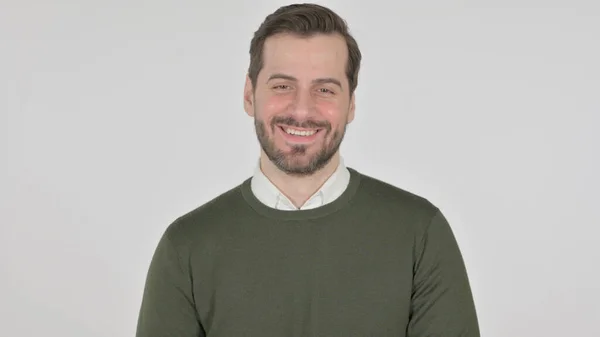 Retrato del hombre atractivo sonriendo en la cámara, pantalla blanca —  Fotos de Stock