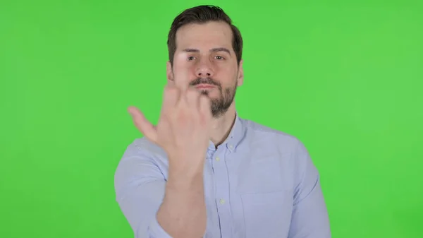 Retrato del hombre enojado mostrando un signo de dedo medio, pantalla verde —  Fotos de Stock