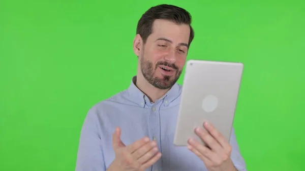 Retrato de videollamada en tableta por el hombre, pantalla verde —  Fotos de Stock