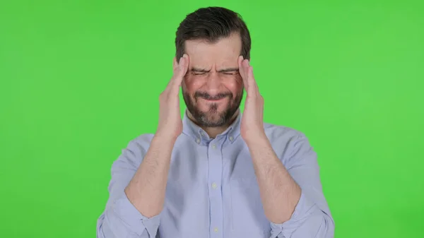 Portret van een man met hoofdpijn, groen scherm — Stockfoto