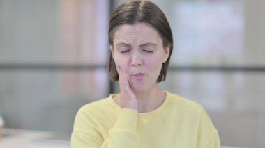 Diş Ağrısı Olan Hasta Genç Kadın 'ın Portresi