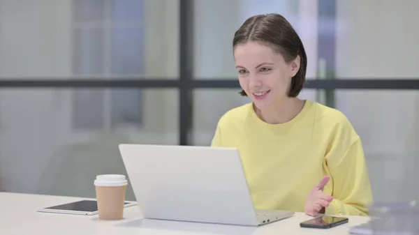 Ung kvinna talar på videosamtal på laptop i Office — Stockfoto