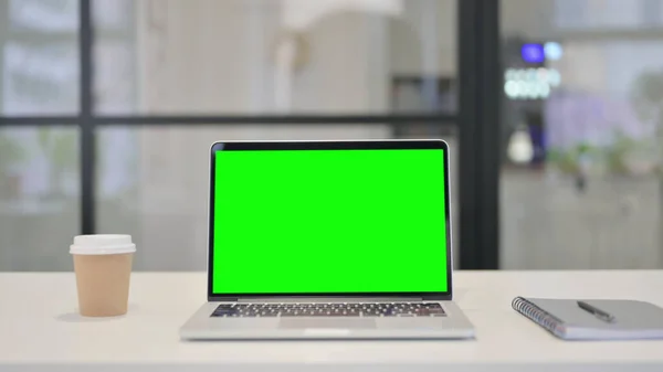 Ordinateur portable avec écran vert dans le bureau — Photo