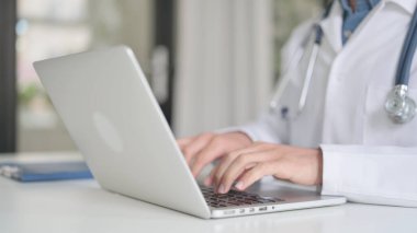 Bilgisayarda Doktor Daktilo 'yu kapat