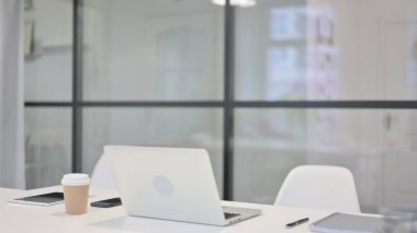 Masasında Dizüstü bilgisayarla Boş Ofis