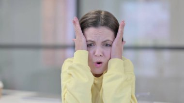 Kayıp 'a tepki gösteren Hayal kırıklığına uğramış genç bir kadının portresi