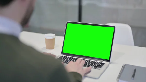 Empresario que utiliza el ordenador portátil con pantalla verde —  Fotos de Stock