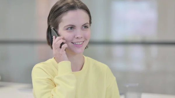 Elfoglalt fiatal nő beszél telefonon — Stock Fotó