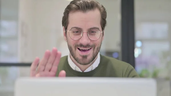 Primer plano del joven empresario hablando en videollamada en el ordenador portátil — Foto de Stock